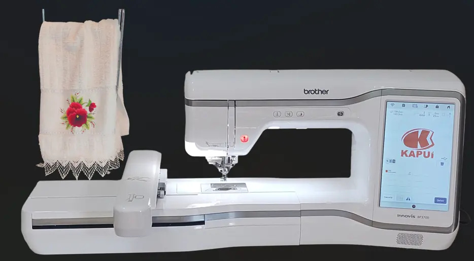 Máquina de bordar Brother BP3700L na Kapuí com bordado floral e a marca Kapuí na tela