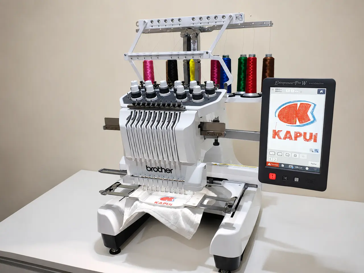 Brother PR1060W real na Kapuí, preparada com linhas coloridas e bordando a marca Kapuí