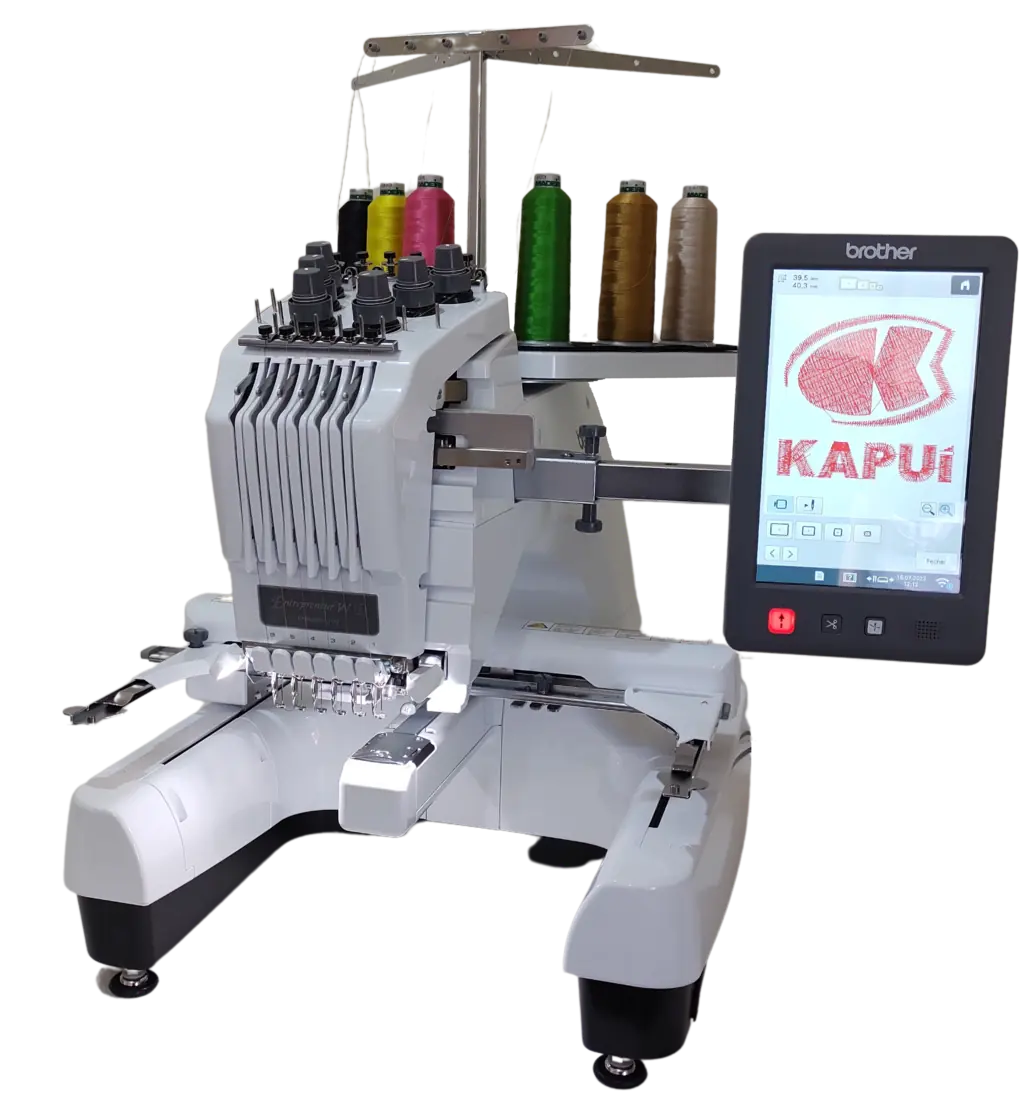 Máquina de bordar Brother PR680W na Kapuí com seis linhas e a marca Kapuí na tela