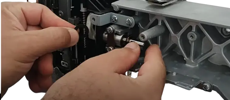 Técnico ajustando mecanismo interno de máquina Brother