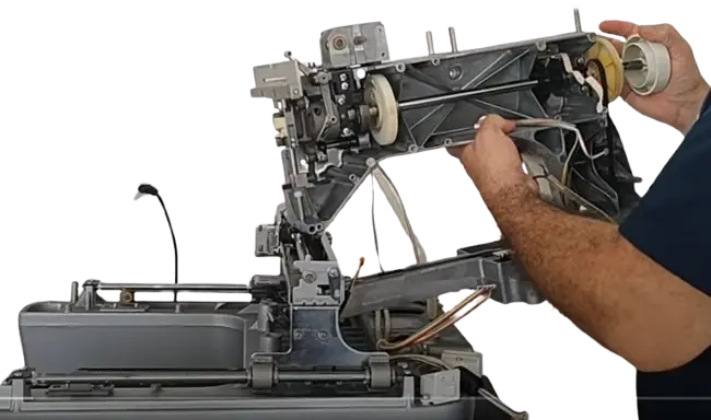 Técnico da Kapuí realizando manutenção em máquina de bordar Brother da linha PR